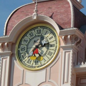 Die Mickey Uhr am Disneyland Hotel