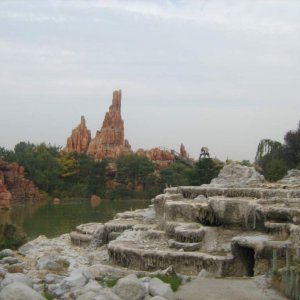 Blick auf Bis Thounder Mountain ovn der Walt Disney Railroad