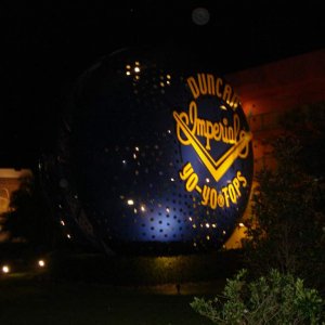 Ein beleuchtetes Riesen-Yoyo aka Treppenhaus im Pop Century