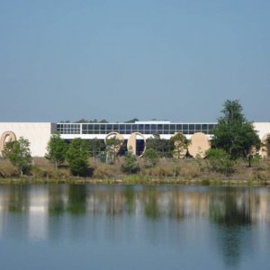 Blick über den Hourglass Lake zum nie fertig gebauten "Legendary Years"-Teil des Pop Century
