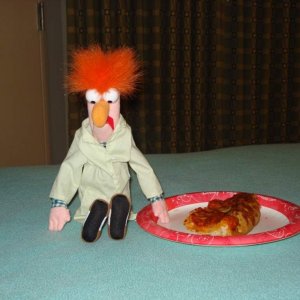 Beaker nascht Pizza