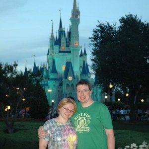 Das Schloss bei Abenddämmerung inkl. Mat und Starla (Disney PhotoPass)