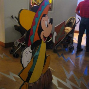 Mickey Aufsteller der zum Restaurant zeigt. Er befindet sich im Hotel Santa Fe