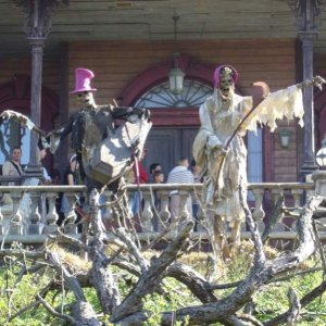 Halloweendeko vor dem Phantom Manor