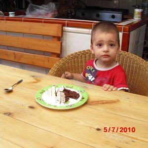 vincent
mein kleiner neffe schmeckt der kuchen,auch wenn es gerade nicht so aussieht...er fand ihn sehr lecker *grins*
