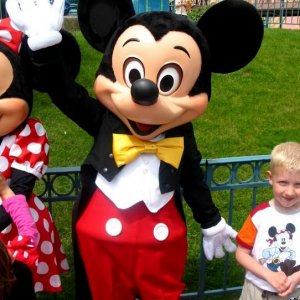 mickey disneyland1