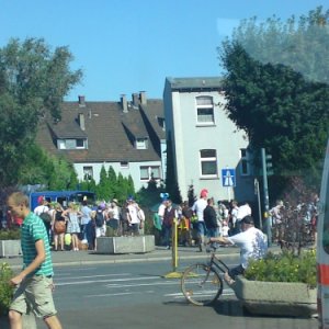 Menschenmassen vor der Öffnung