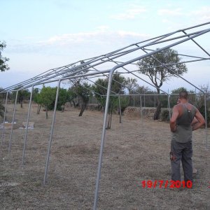 es ist volbracht!
ein 6 x 12 meter zelt steht!!
zumindest das gestell hihihi