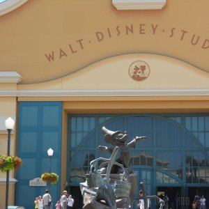 Eingang WDS mit Mickey Brunnen