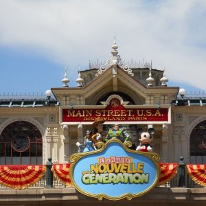 Eingang zur MainStreet mit New Generation Deko