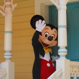 Mickey kam vom Telefonieren wieder aus dem Haus