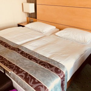 Doppelbett für drei von uns