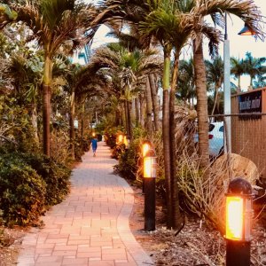 Weg vom Strand zum Hotel
