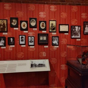 Walt_Disney_Family_Museum_Disney-Stammbaum_Bilder.jpg