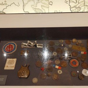 Walt_Disney_Family_Museum_Militär-Abzeichen.jpg