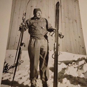 Walt_Disney_Family_Museum_Walt_auf_Skiern.jpg