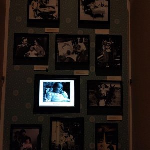 Walt_Disney_Family_Museum_Walt_und_Töchter.jpg
