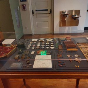 Walt_Disney_Family_Museum_Ausschnitt_Minitauren-Sammlung.jpg