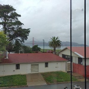 Walt_Disney_Family_Museum_Blick_auf_die_Golden-Gate-Bridge_von_innen.jpg