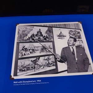 Walt_Disney_Family_Museum_Walt_mit_Disneylandkonzepten.jpg