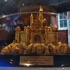 Walt_Disney_Family_Museum_Sleeping-Beauty-Castel_Modell_Gold.jpg