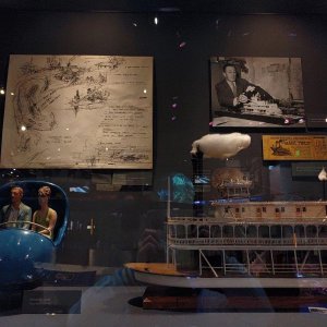 Walt_Disney_Family_Museum_Omnimover_und_Mark_Twain_Modell.jpg