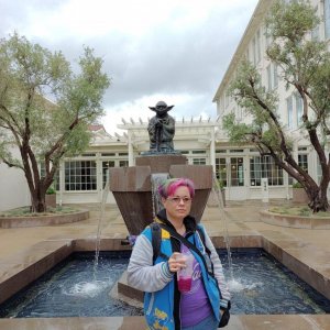 Presidio-Park_Yoda-Brunnen_und_ich.jpg