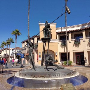 Universal_Studios_Filmstaff_Statue.jpg