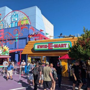 Universal_Studios_Kwik-E-Mart_and_Homer.jpg