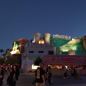 Universal_Studios_Moes_Tavern_and_Powerplant_at_Night.jpg