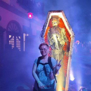 Universal_Studios_HHN_La_Llorna_Scarezone_Coffin_and_me.jpg