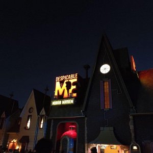 Universal_Studios_Despicable_Me_at_Night.jpg