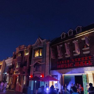 Universal_Studios_New_York_Street_at_Night.jpg