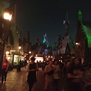 Universal_Studios_Hogsmeade_at_Night_01.jpg