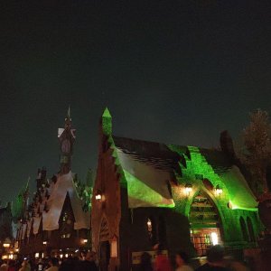 Universal_Studios_Hogsmeade_at_Night_02.jpg