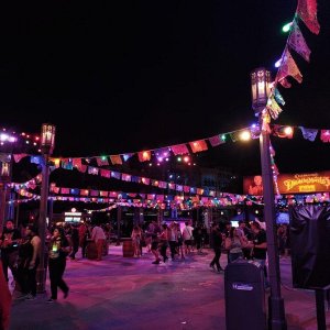 Universal_Studios_HHN_Dia_de_los_Muertos_Plaza_01.jpg