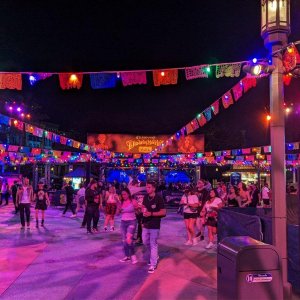 Universal_Studios_HHN_Dia_de_los_Muertos_Plaza_02.jpg