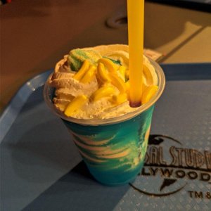 Universal_studios_Minions_Cafe_Felenouis_Float.jpg