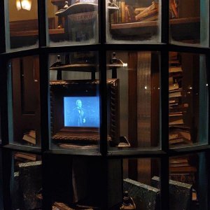 Universal_Studios_Hogsmeade_Book-Store_01.jpg
