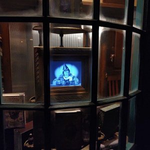 Universal_Studios_Hogsmeade_Book-Store_02.jpg