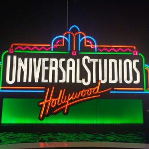 Universal_Studios_Neon-Sign.jpg