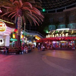 Universa_City_Walk_Night_01.jpg