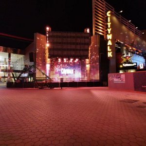 Universal_City_Walk_Night_02.jpg