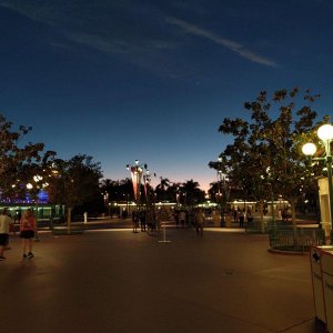 DISNEYLAND_RESORT_HUB_02.jpg
