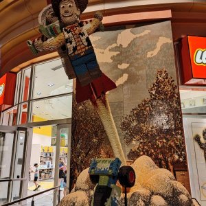 LEGO-STORE_WOODY_AND_BUZZ.jpg