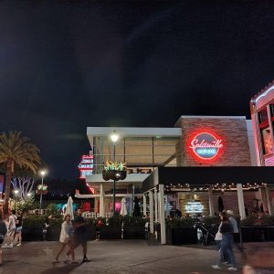 SPLITSVILLE_LUXURY_LANES_02.jpg