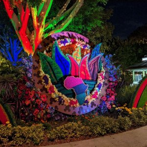 DOWNTOWN_DISNEY_DIVERSITY-TOPIARY_05.jpg