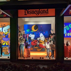 WORLD_OF_DISNEY_HALLOWEEN-WINDOW.jpg
