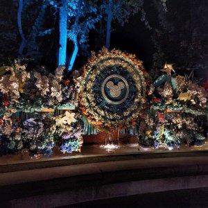 DOWNTOWN_DISNEY_DIVERSITY-TOPIARY_06.jpg