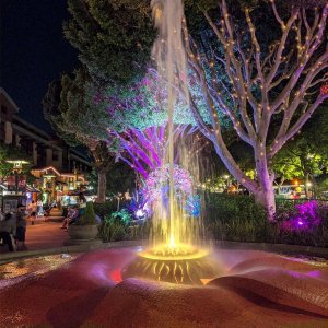 DOWNTOWN_DISNEY_FLOWER-FOUNTAIN_02.jpg